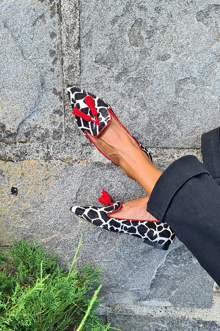 MOCASÍN CON ESTAMPADO ANIMAL Y BORLAS ROJAS