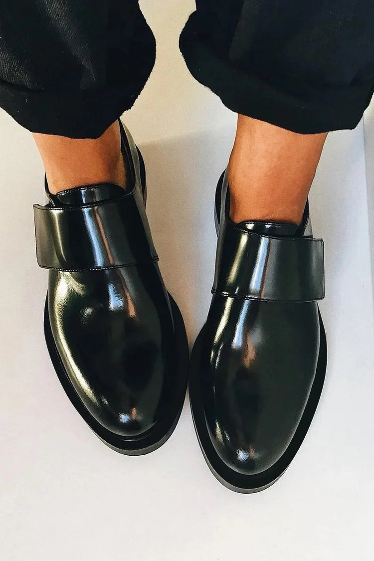 MOCASINES BRILLANTES CON TIRA ANCHA