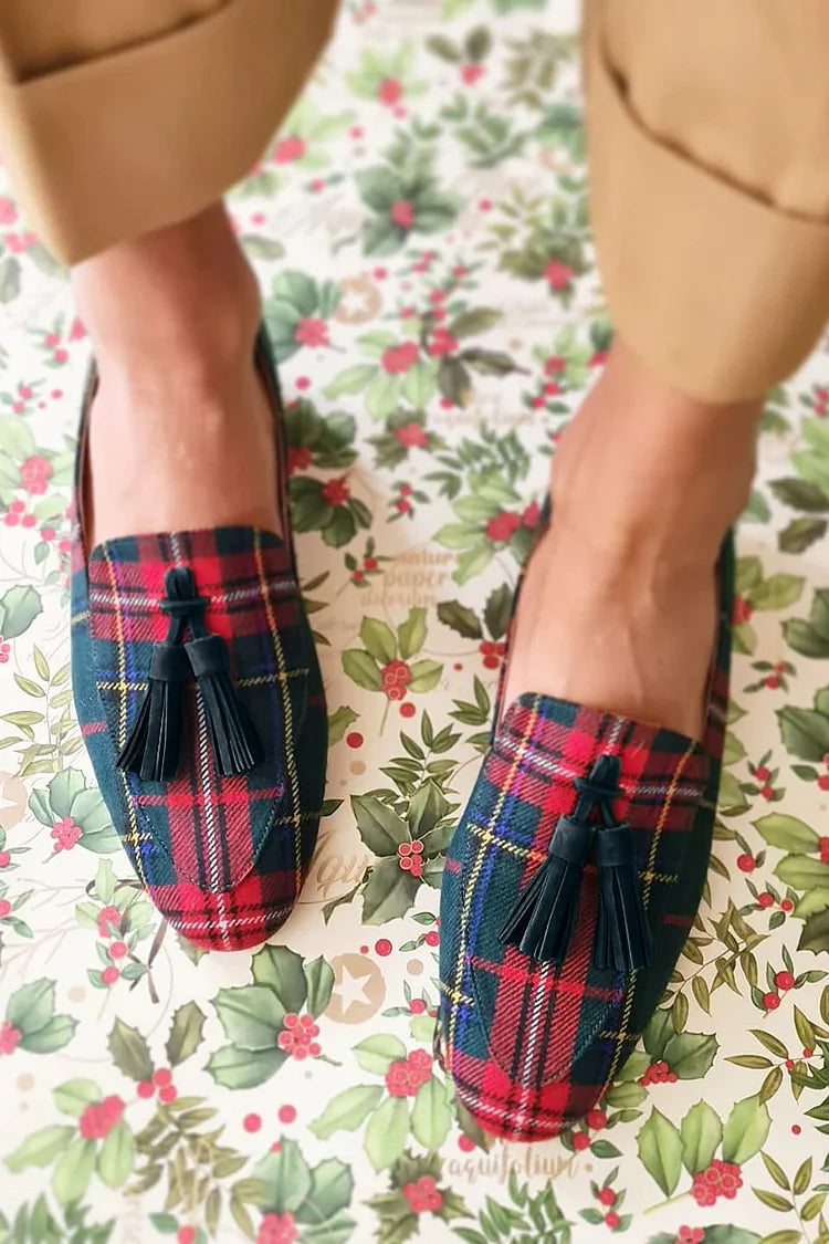 Mocasines escoceses elegantes con borlas