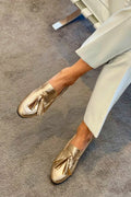 MOCASÍN DORADO CON BORLAS