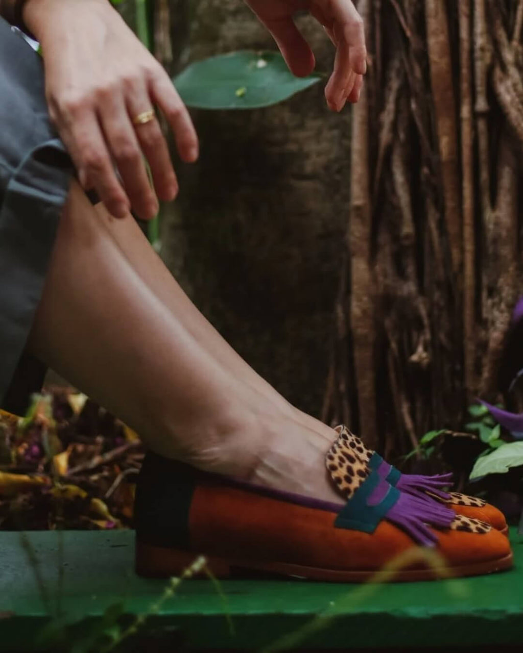 Mocasín con flecos y estampado animal.
