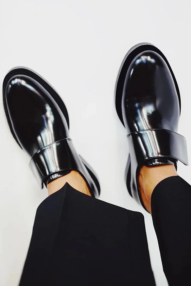 MOCASINES BRILLANTES CON TIRA ANCHA