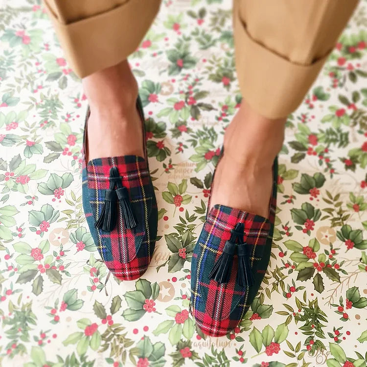 Mocasines escoceses elegantes con borlas