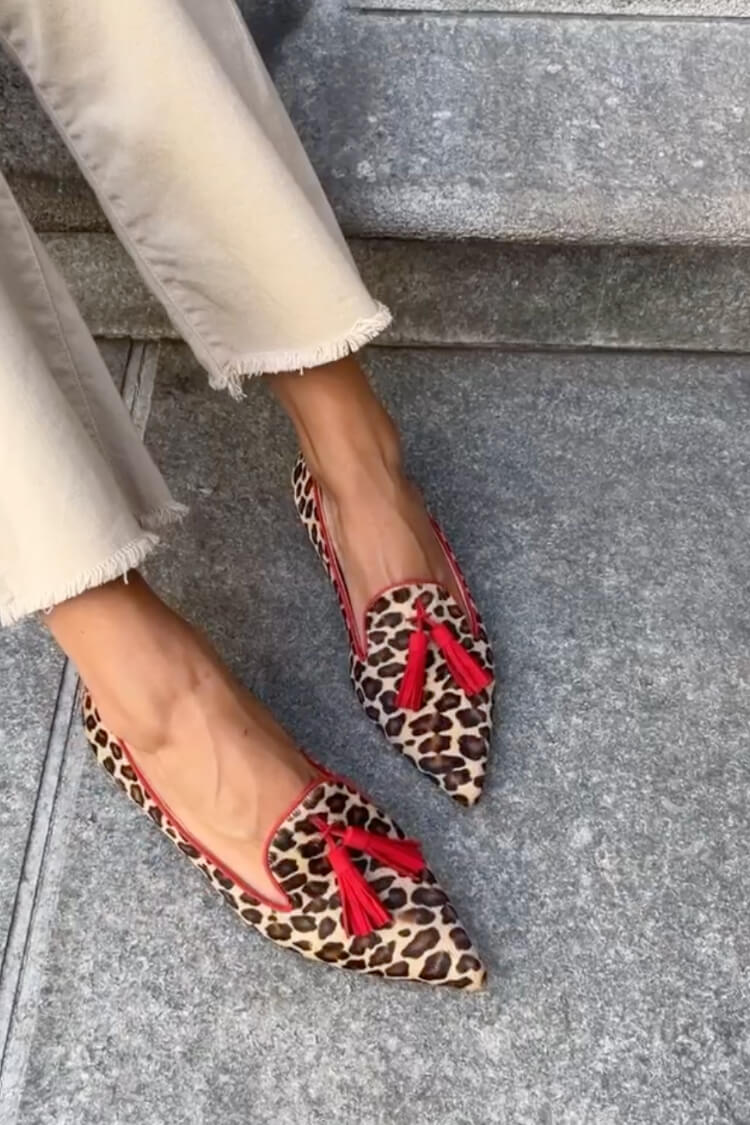 Mocasines de punta con detalles de flecos.