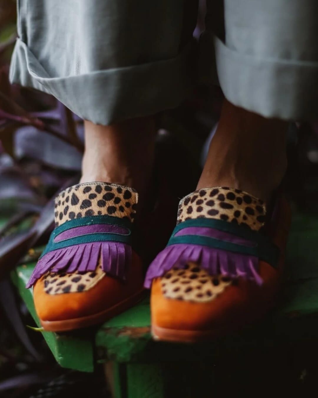 Mocasín con flecos y estampado animal.