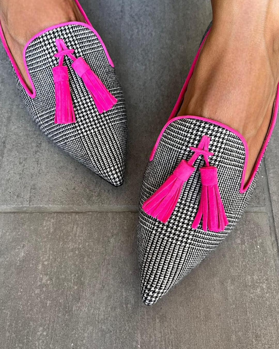 Mocasines puntiagudos con borlas fluorescentes