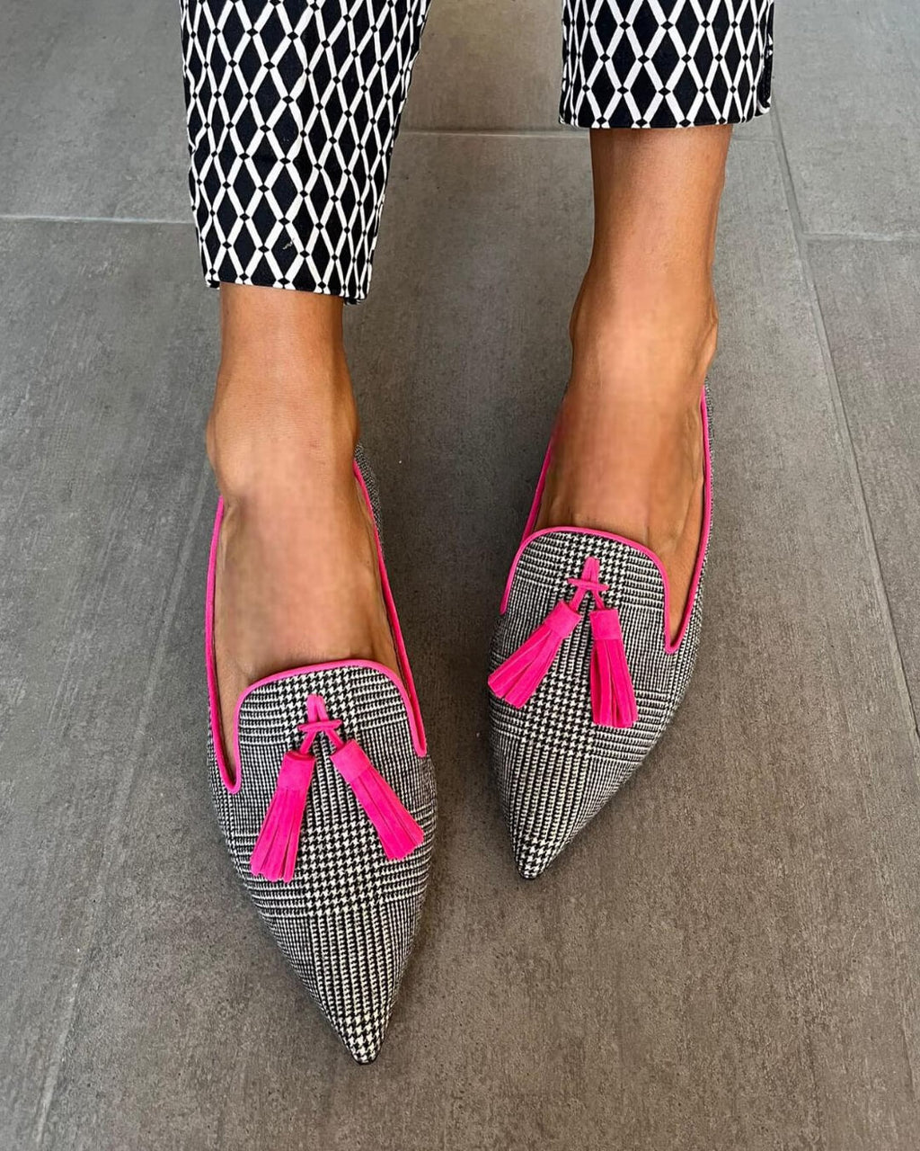 Mocasines puntiagudos con borlas fluorescentes