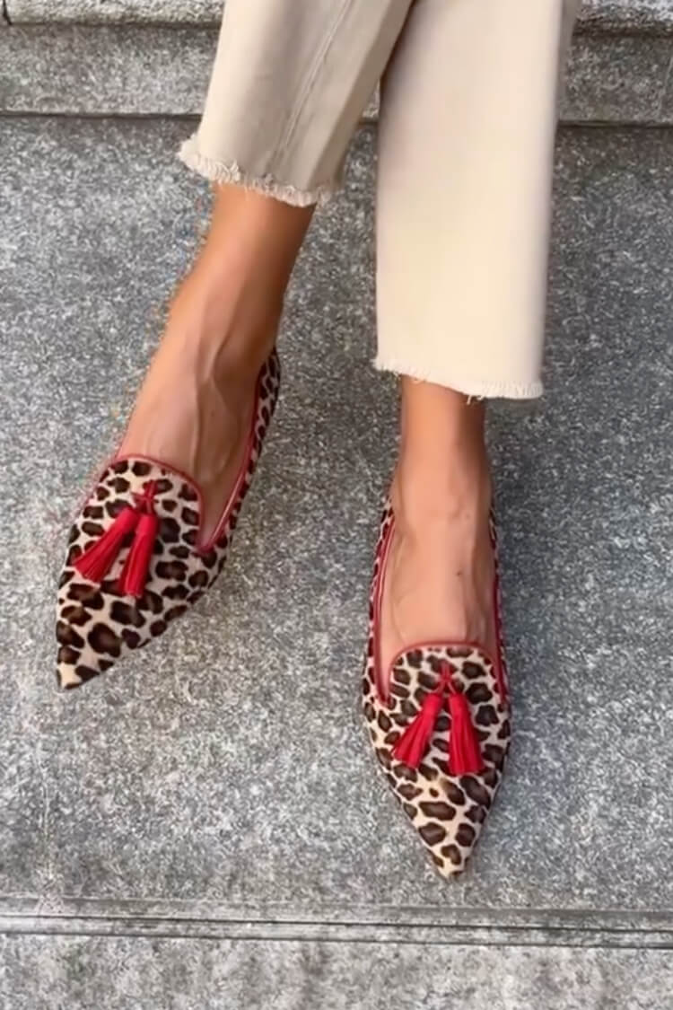Mocasines de punta con detalles de flecos.