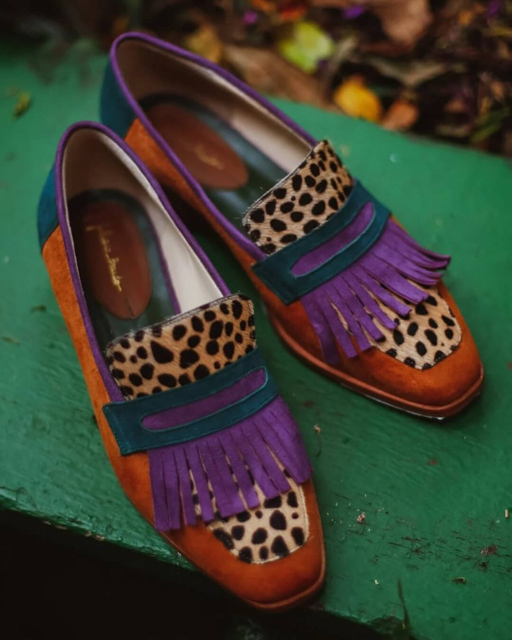 Mocasín con flecos y estampado animal.