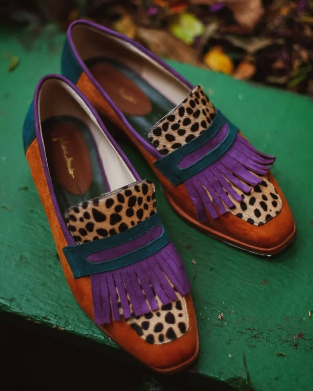 Mocasín con flecos y estampado animal.