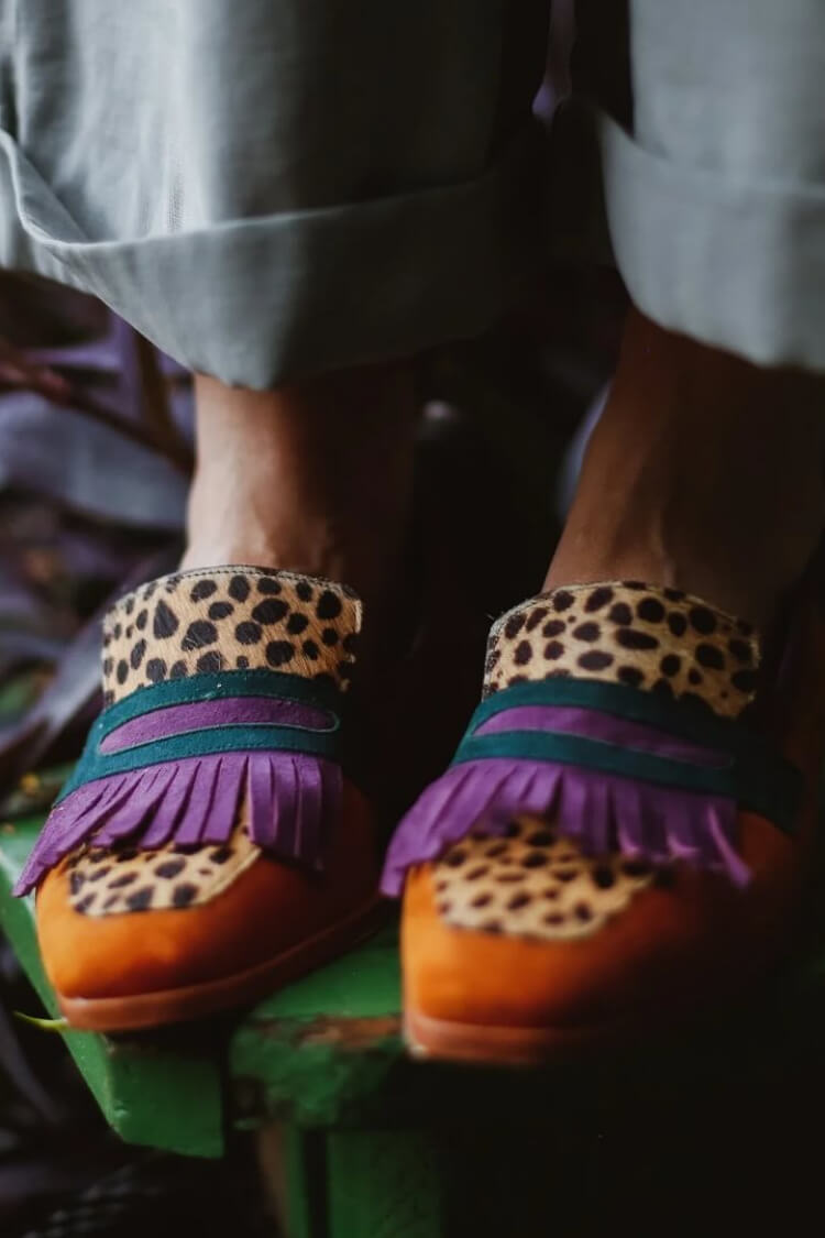 Mocasín con flecos y estampado animal.