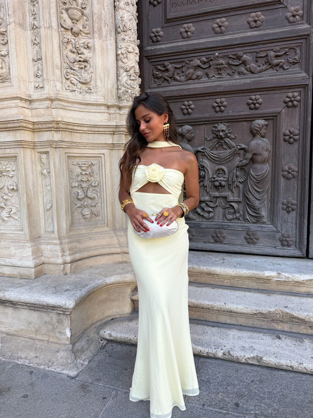 Vestido amarillo pastel con estampado floral