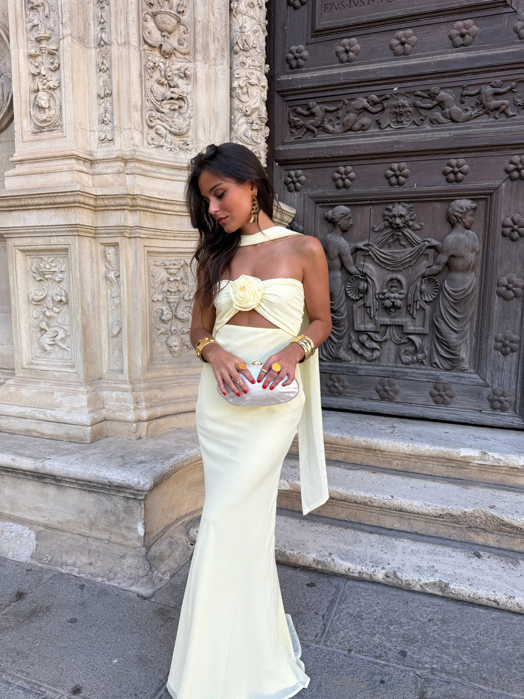 Vestido amarillo pastel con estampado floral