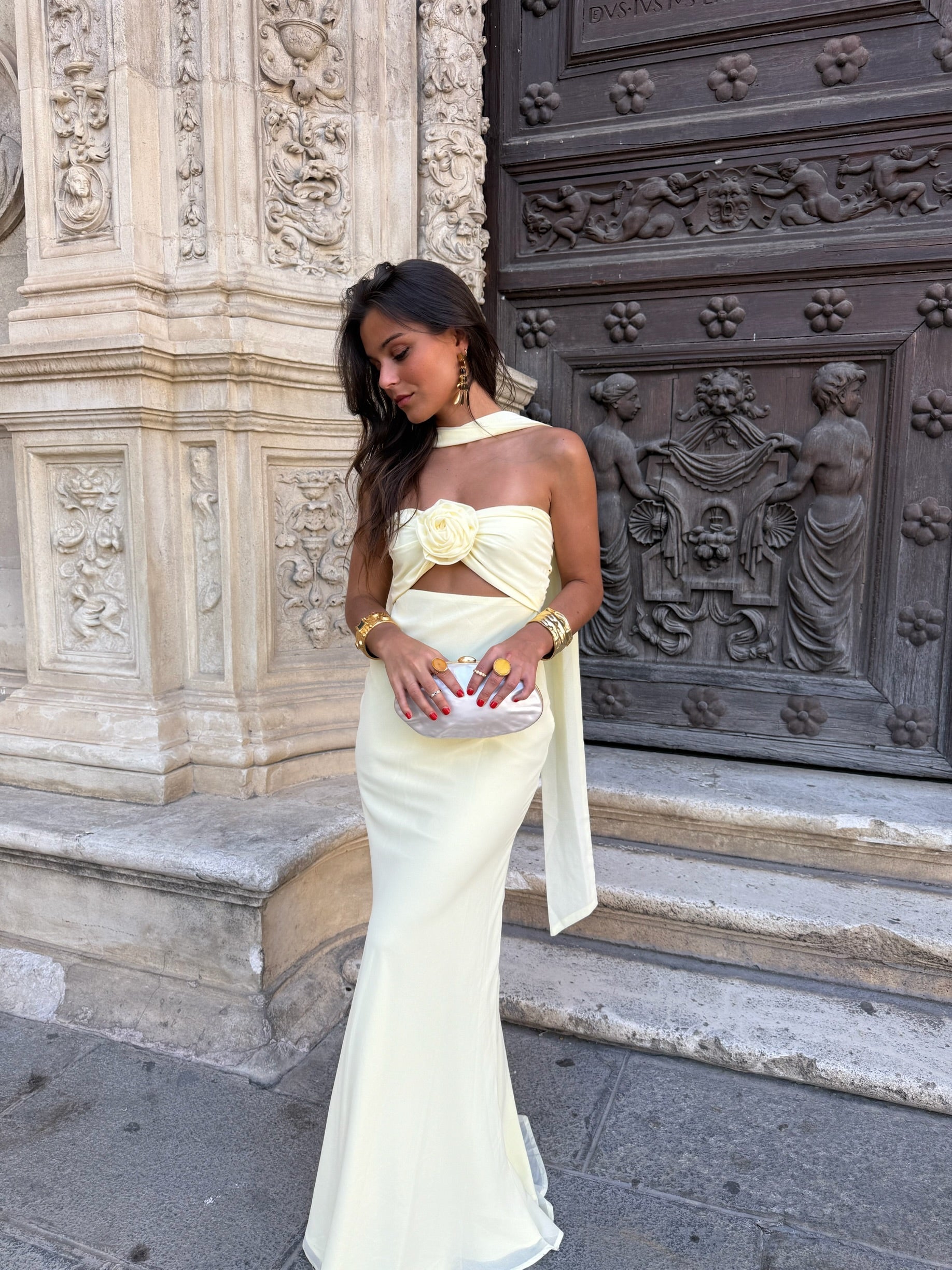 Vestido amarillo pastel con estampado floral