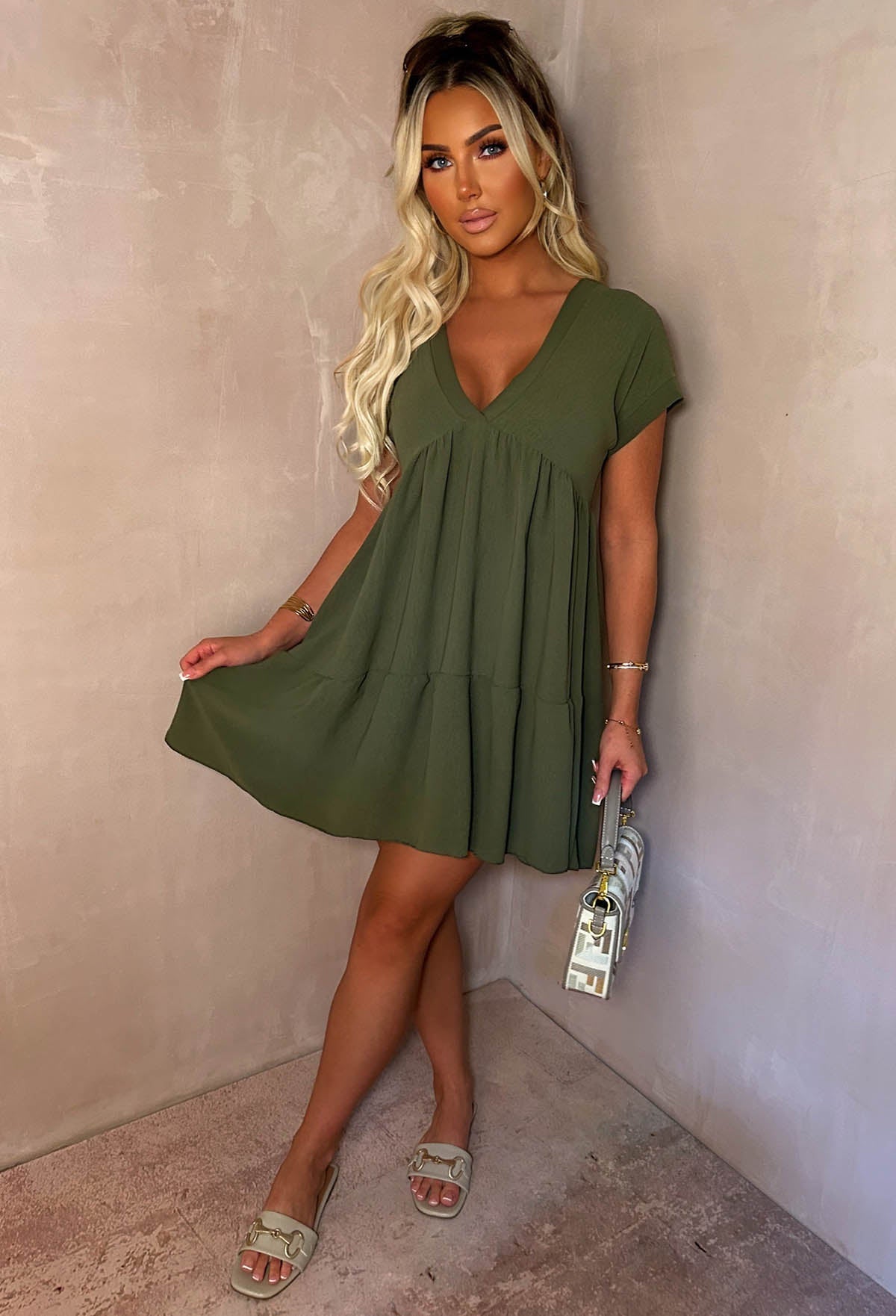 Robe de jour smockée à volants et col en V « Keep Me Cute » couleur kaki