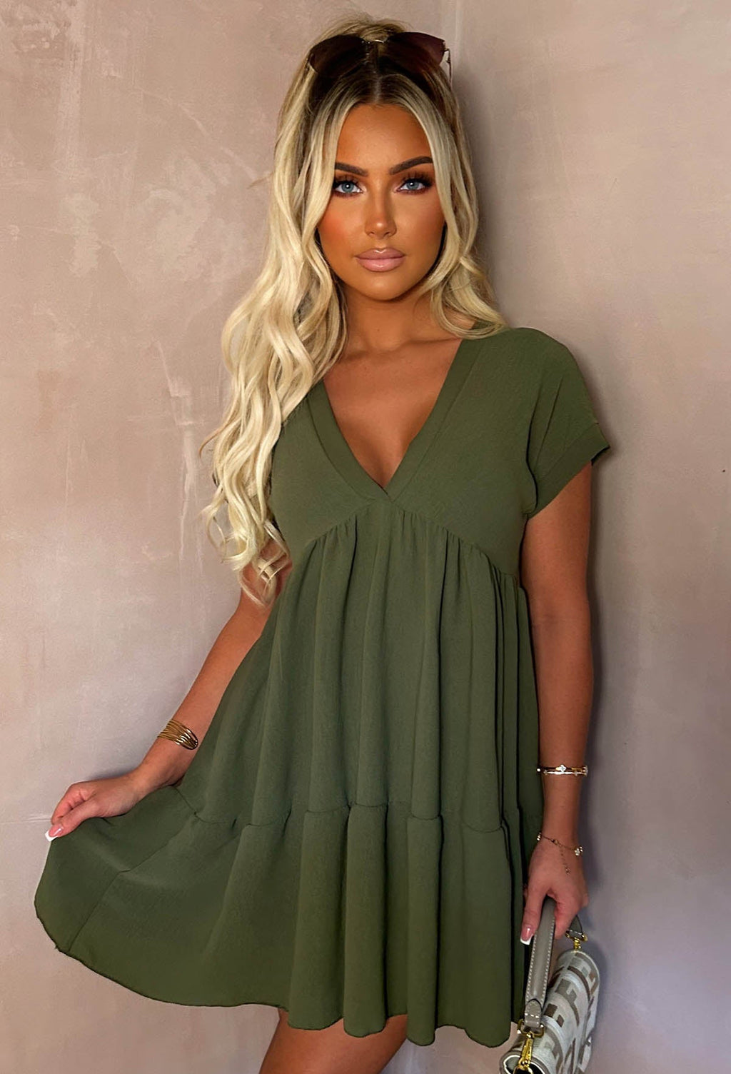 Robe de jour smockée à volants et col en V « Keep Me Cute » couleur kaki