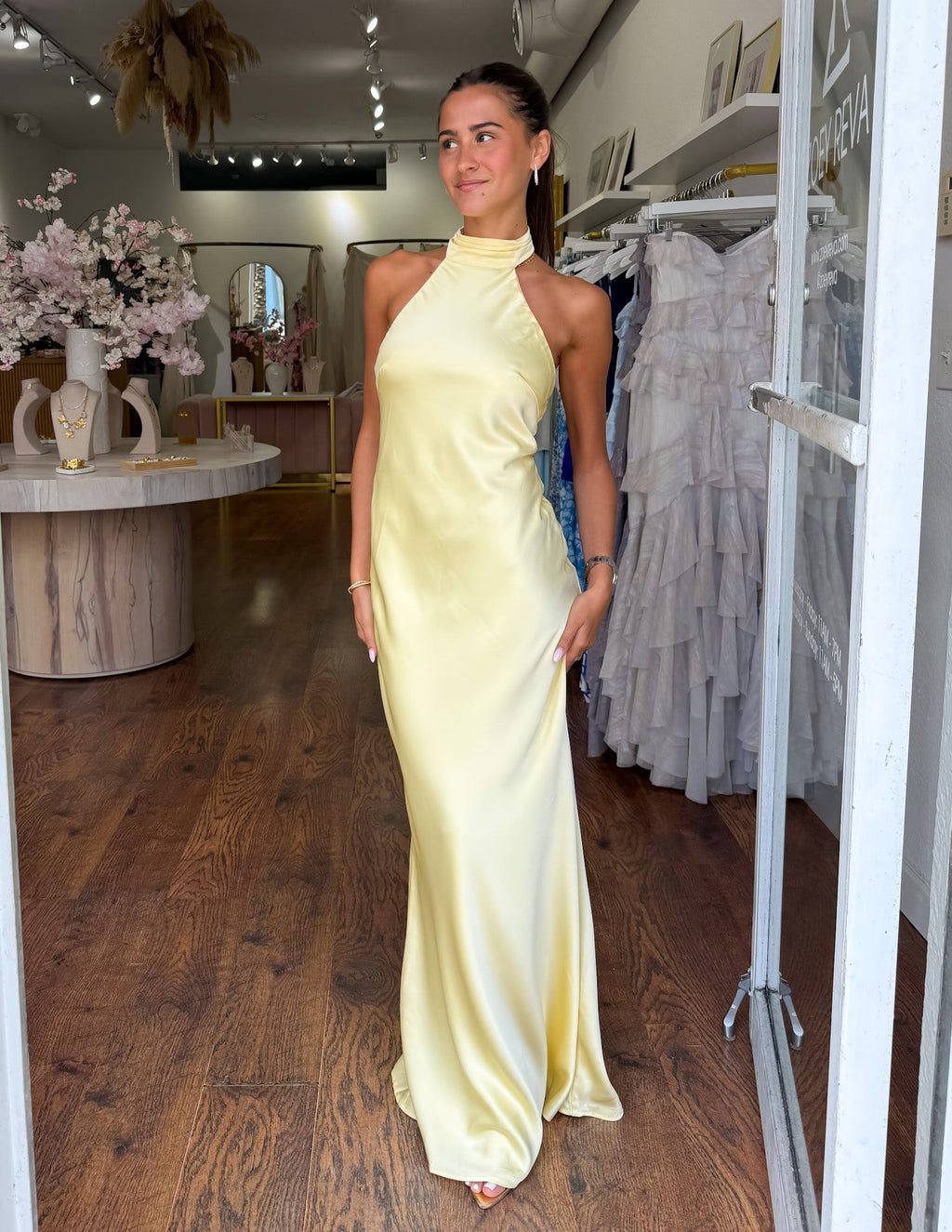 ZEYNEP | Elegante vestido largo de satén con escote halter