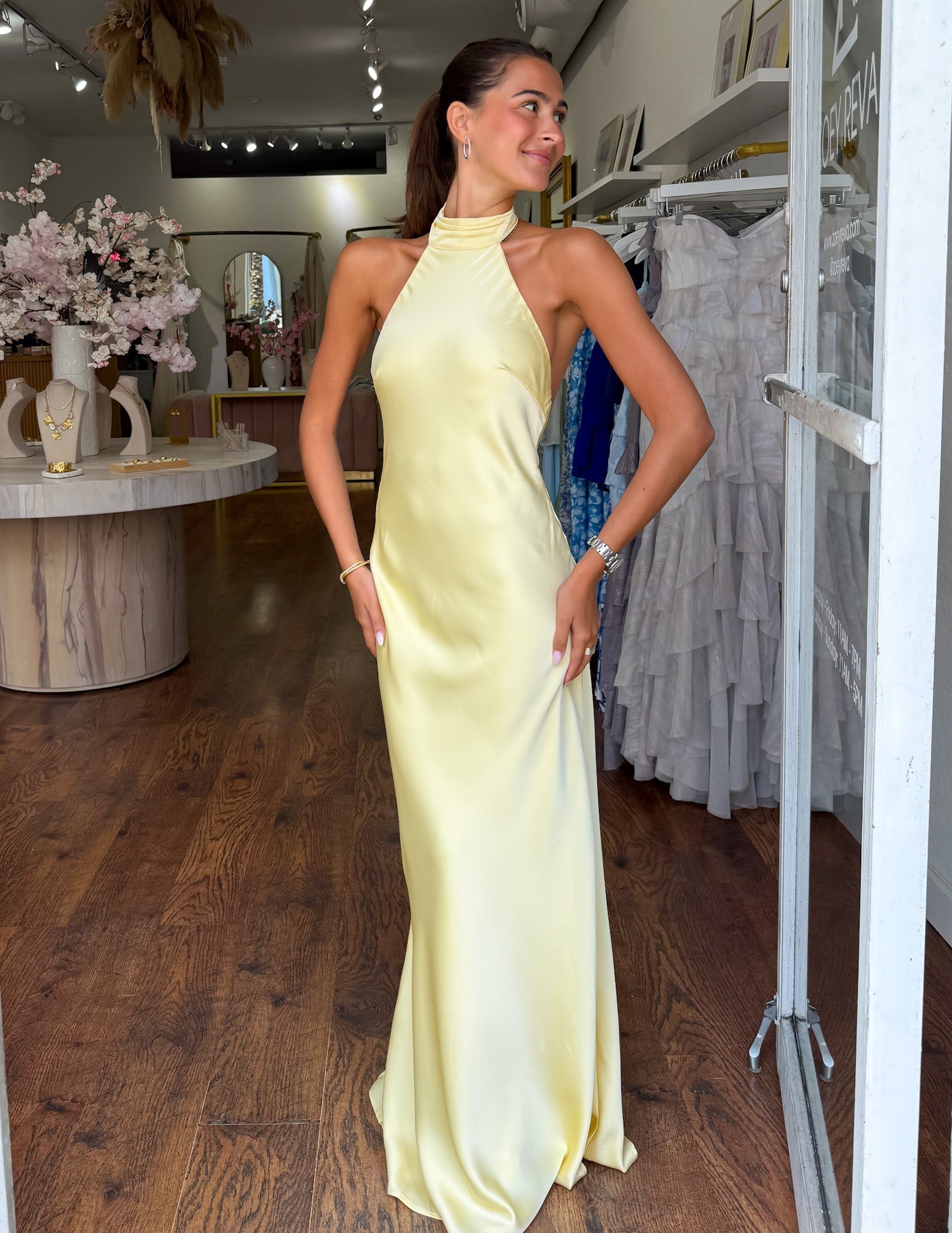 ZEYNEP | Elegante vestido largo de satén con escote halter