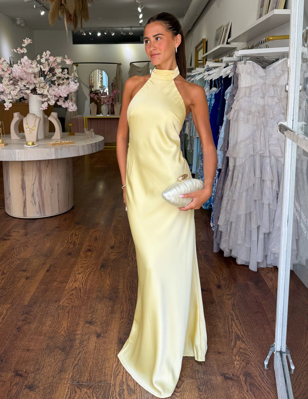 ZEYNEP | Elegante vestido largo de satén con escote halter