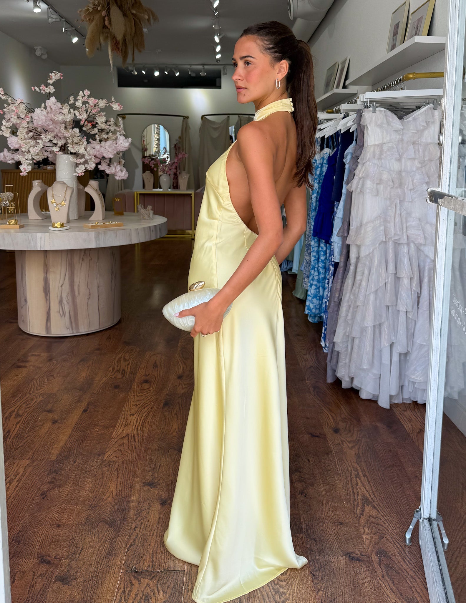 ZEYNEP | Elegante vestido largo de satén con escote halter