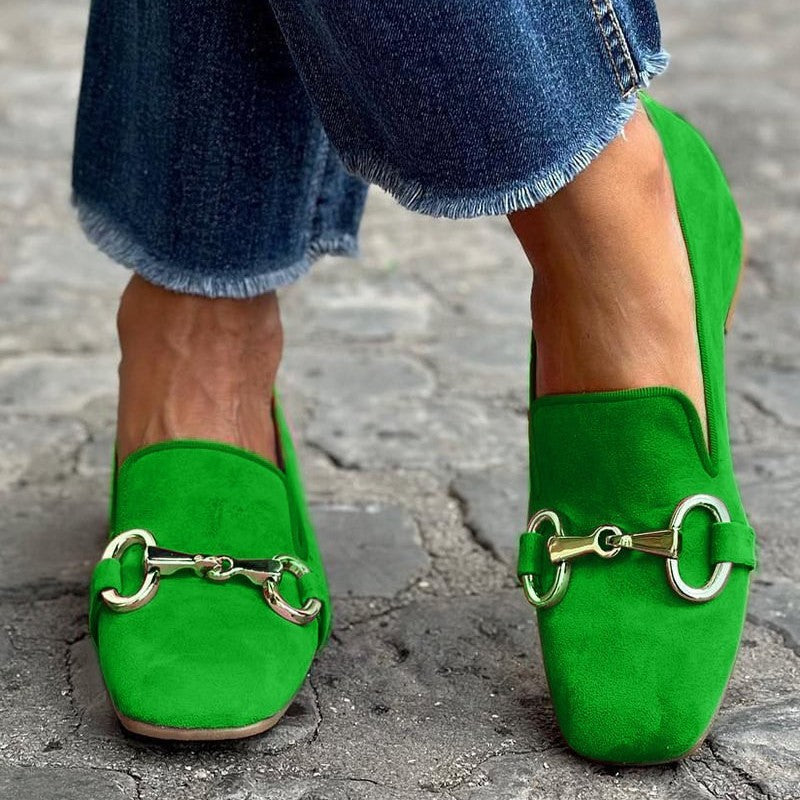 MOCASÍN CON DETALLES METÁLICOS