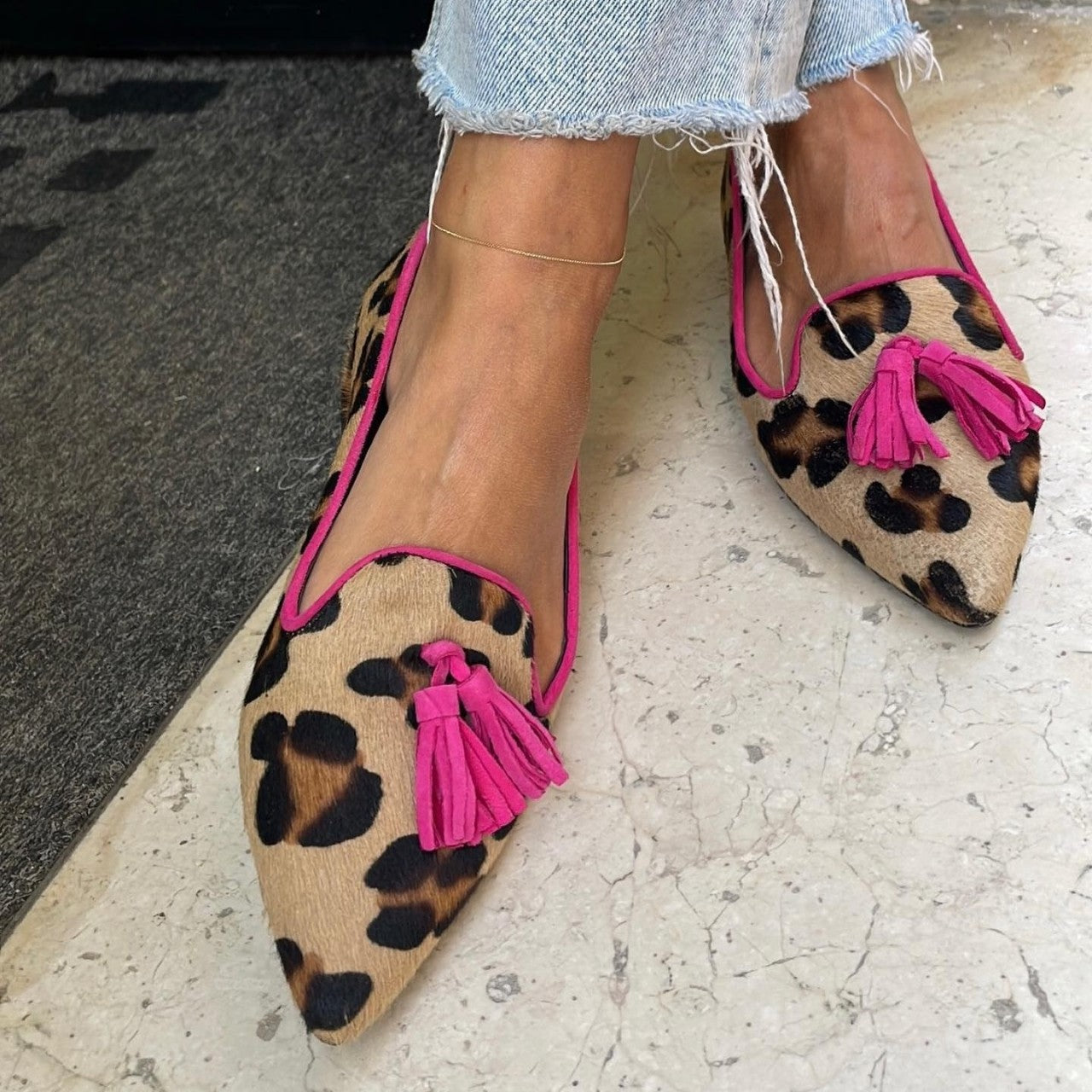 BALLET CON ESTAMPADO ANIMAL Y BORLAS ELEGANTES
