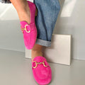 Mocasines elegantes con detalles dorados