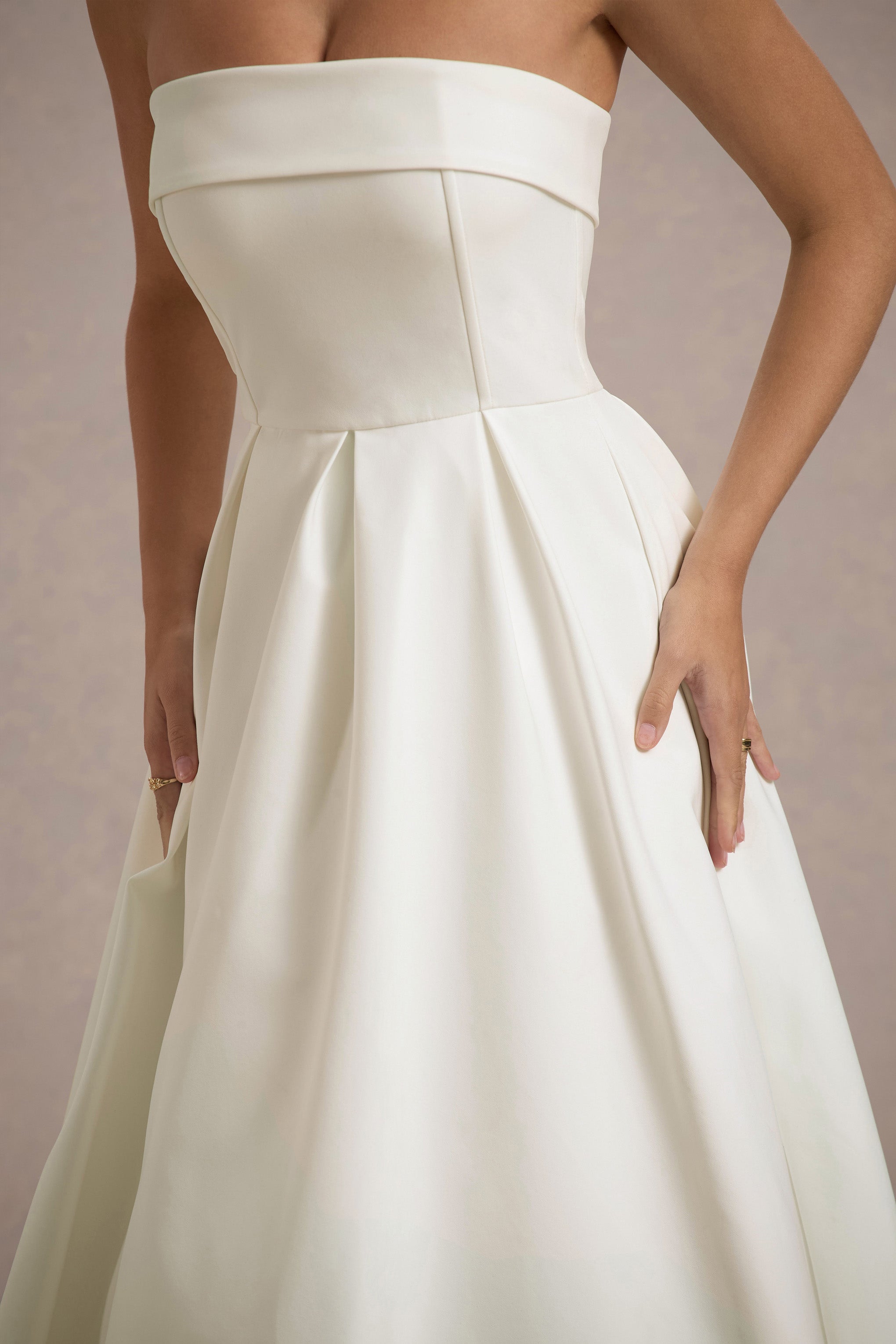 ANNE | Elegante vestido midi con escote a la espalda