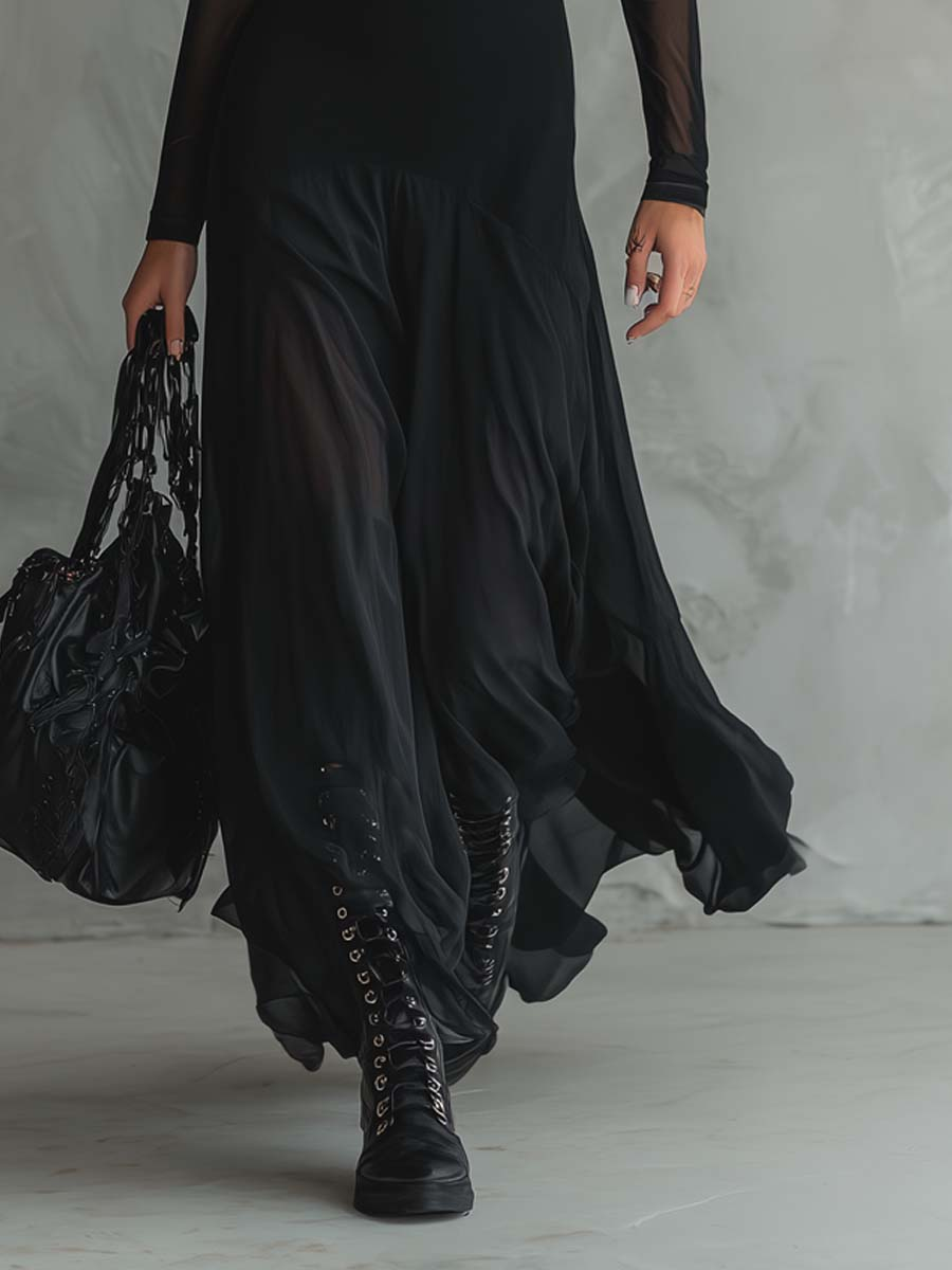 Vestido largo holgado de tul negro.