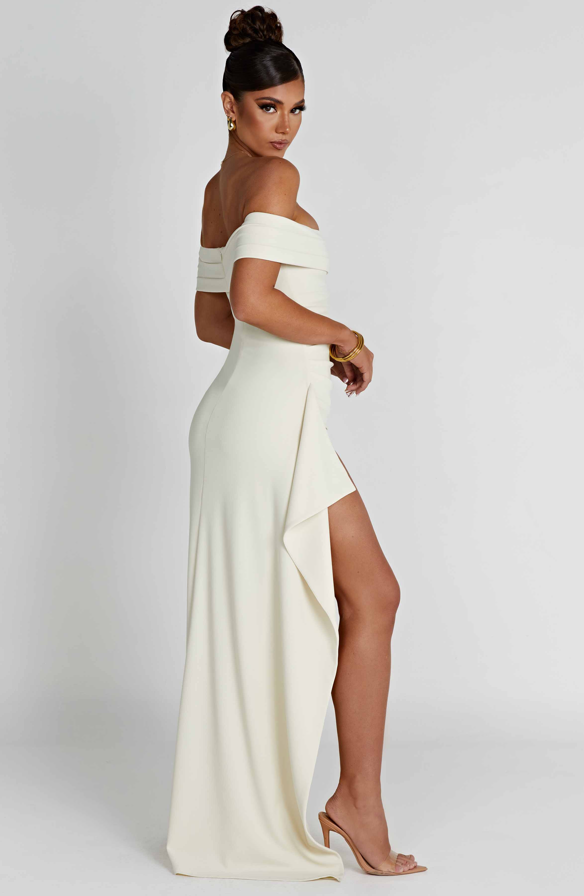 KIM | Vestido largo de satén con hombros descubiertos