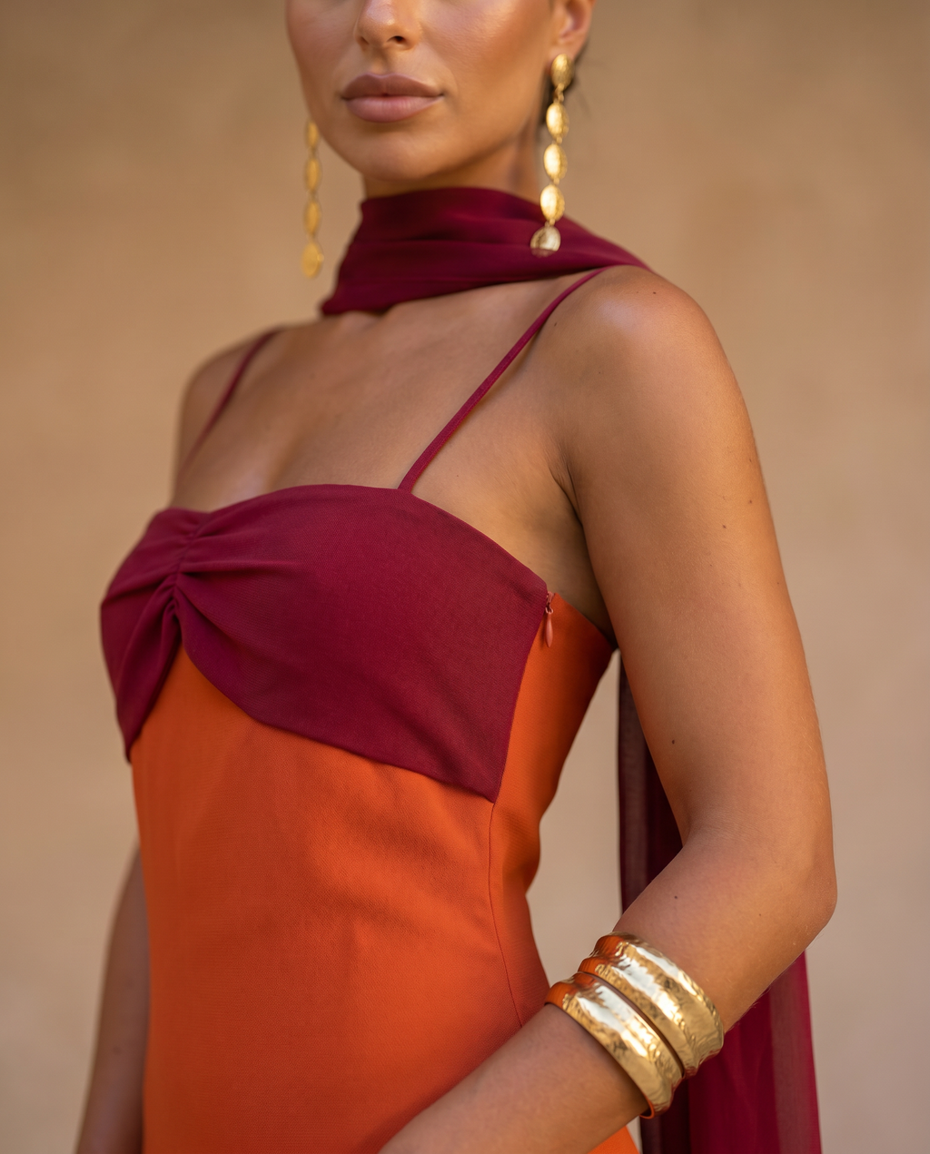 Sahara | Robe orange à encolure rouge