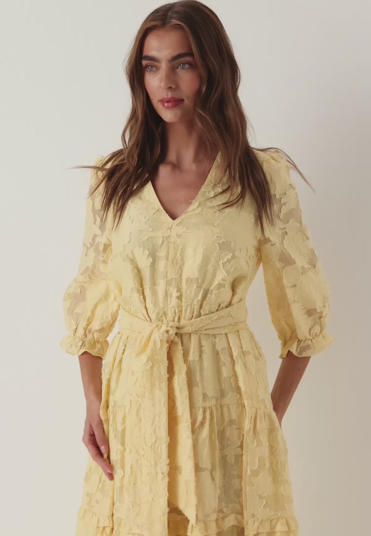 La robe en broderie anglaise parfaite pour l'été