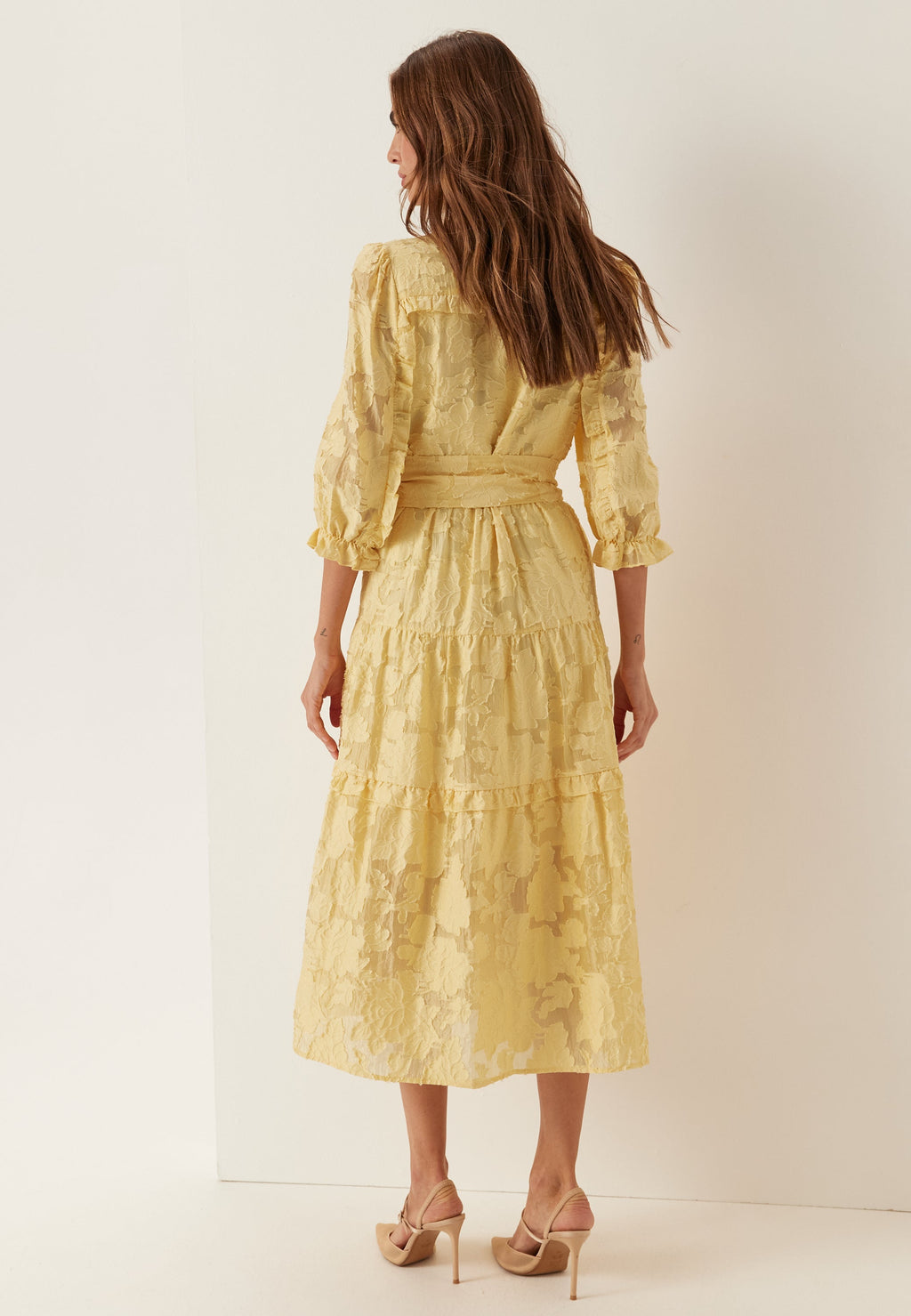 La robe en broderie anglaise parfaite pour l'été