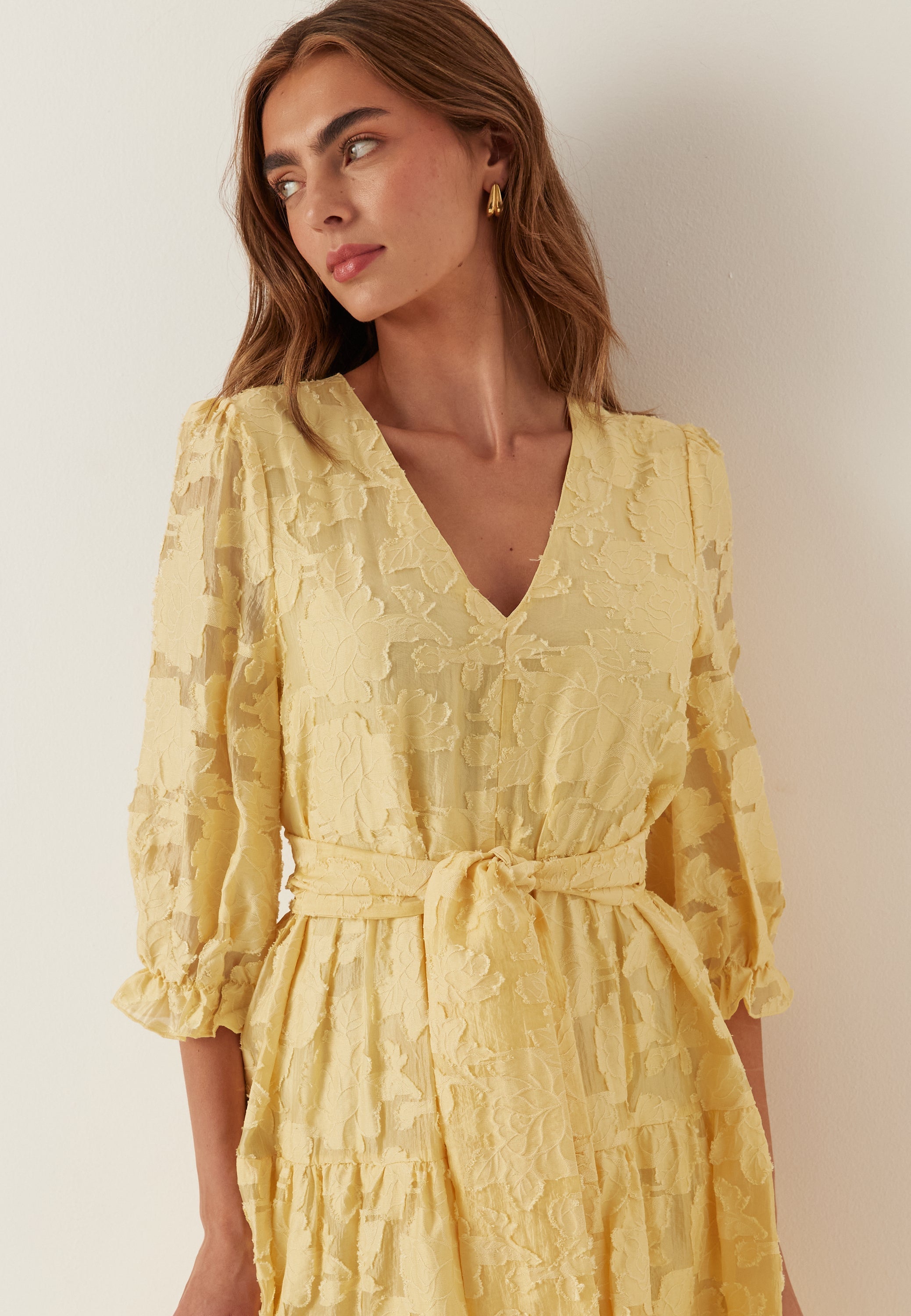 La robe en broderie anglaise parfaite pour l'été