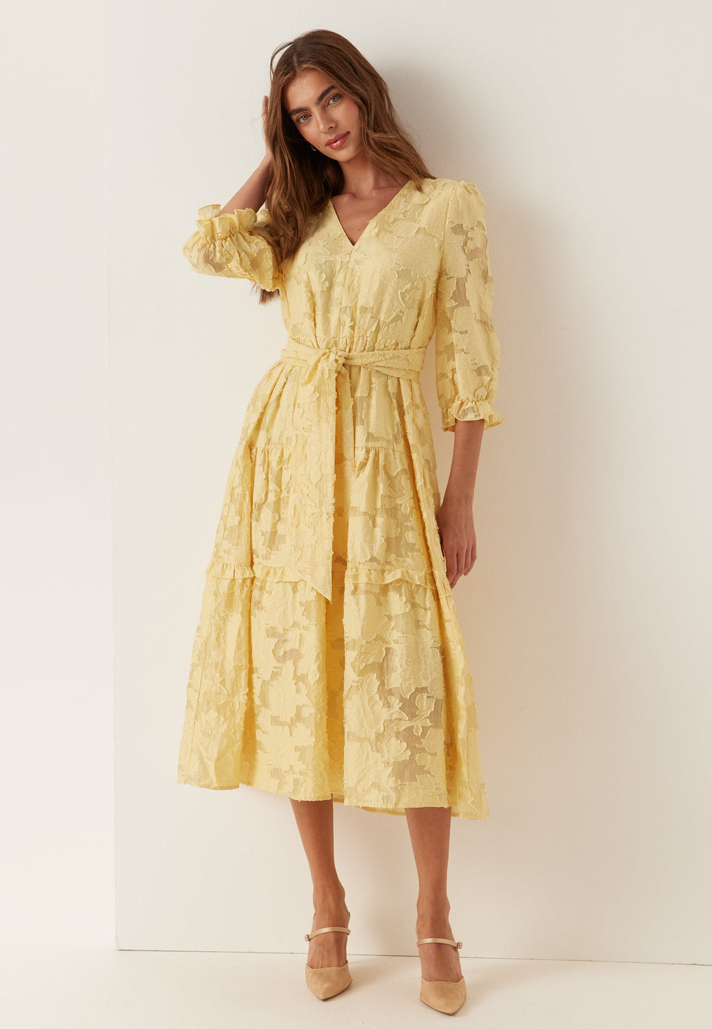 La robe en broderie anglaise parfaite pour l'été